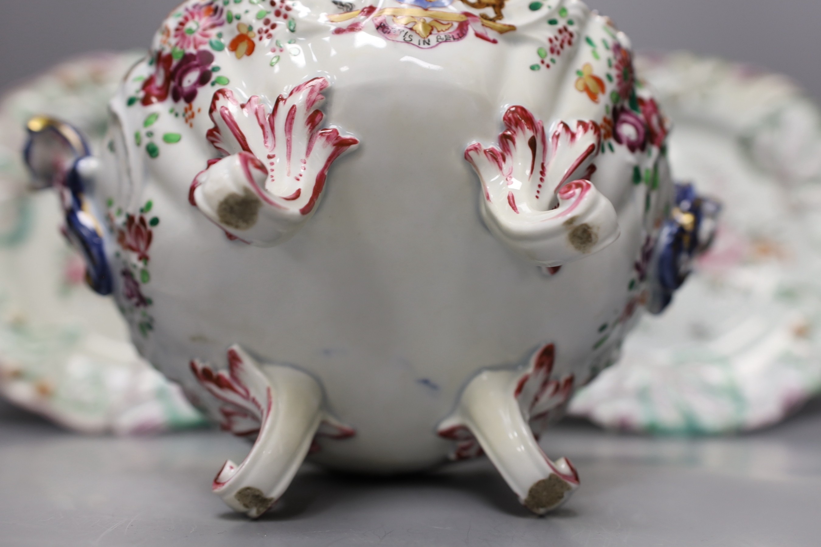 A Sampson lidded tureen and a pair of Chelsea dishes, dish diameter 23cm